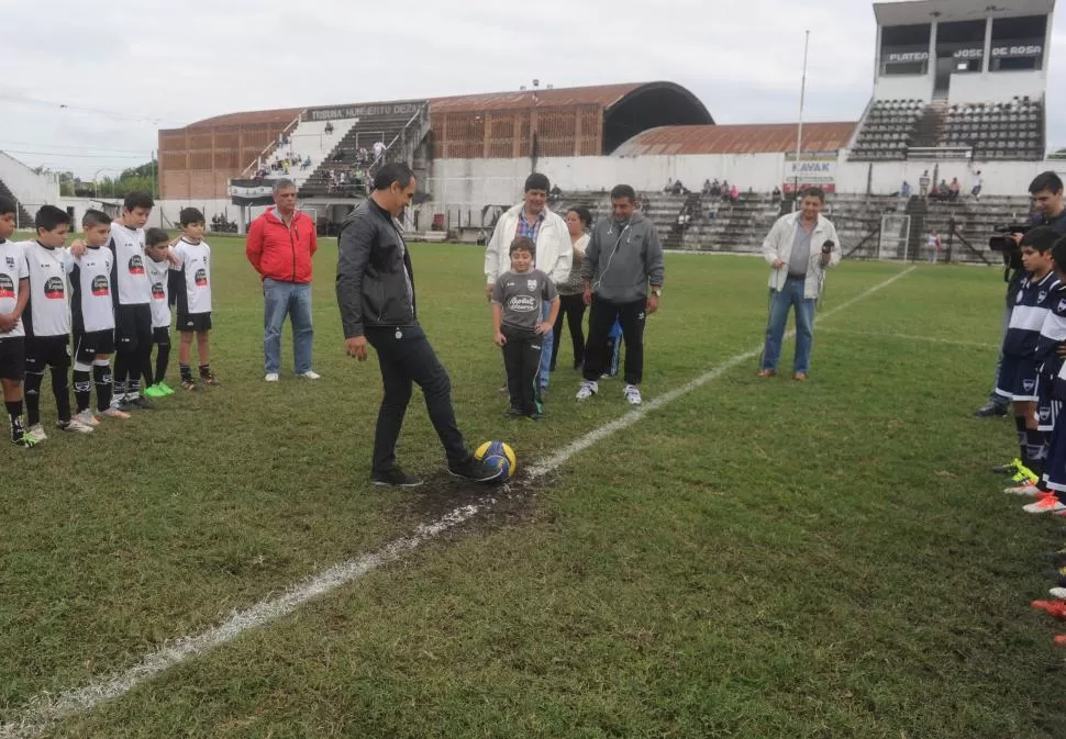 PUNTAPIÉ INICIAL. Zamoratte fue el encargado de inaugurar el certamen. LA GACETA / FOTO DE Antonio Ferroni