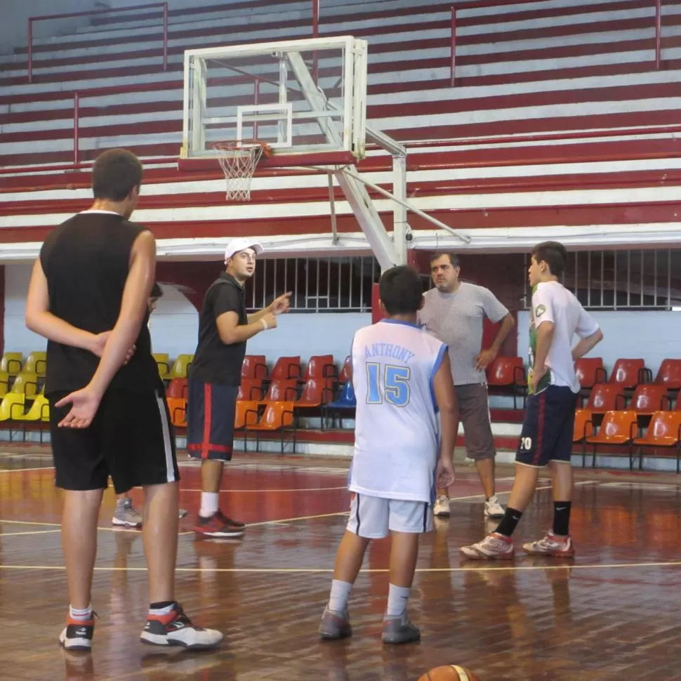 PREPARATIVOS. Los técnicos Flores (izquierda) y Allende durante un ensayo. foto Christian Collado - prensa Federación Tucumana