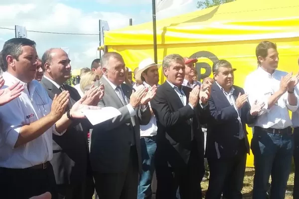 Saludo incómodo: Manzur y Jaldo coincidieron en un acto con Cano y Alfaro