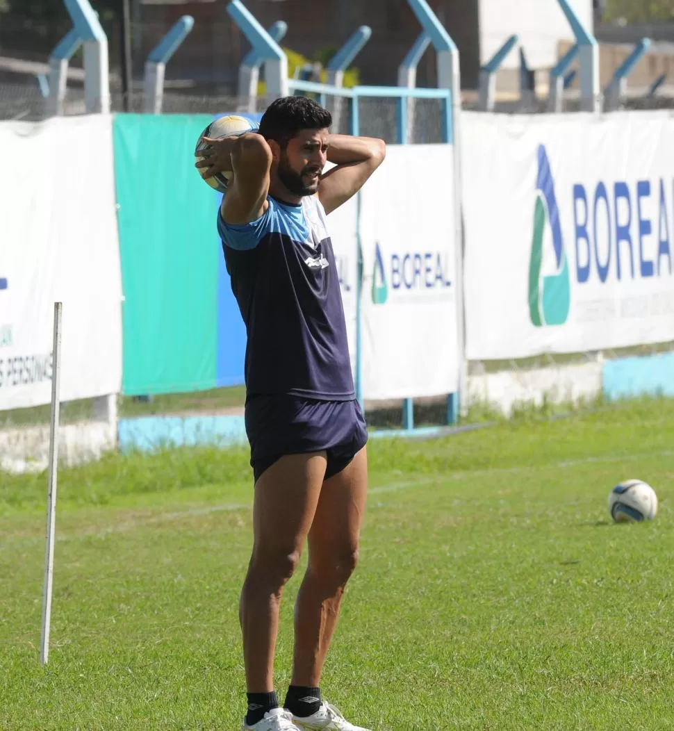 SE GANÓ UN LUGAR ENTRE LOS 11. Pablo Cáceres será el lateral izquierdo del equipo de Juan Manuel Azconzábal. la gaceta / foto de héctor peralta