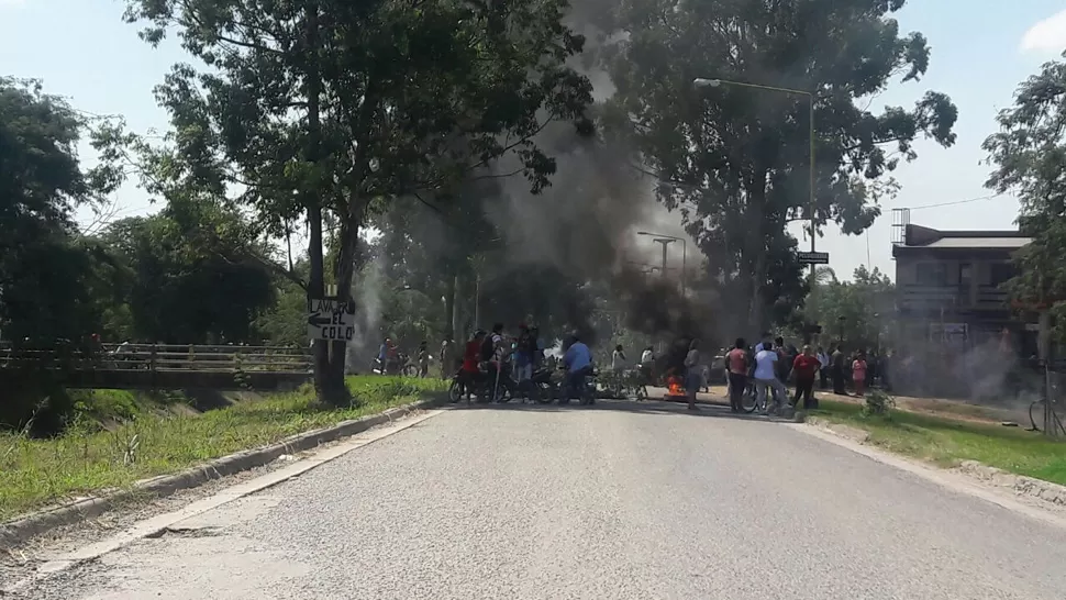 CAMINO DE SIRGA Y SAN MARTÍN. Queman cubiertas en el cruce y los automovilistas no pueden avanzar. FOTO ENVIADA POR WHATSAPP