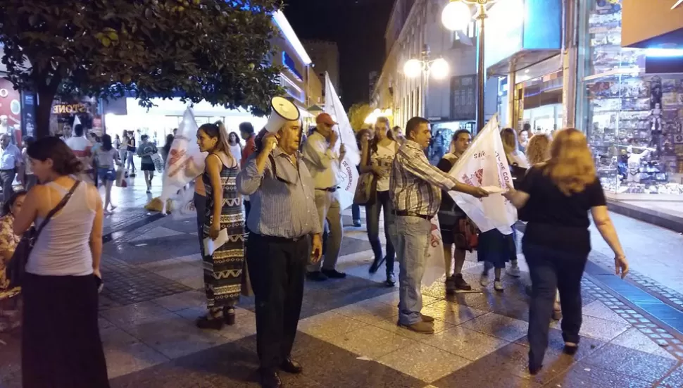 PROTESTA. Miembros del SEOC recorrieron anoche el microcentro. LA GACETA / FOTO DE DAVID CORREA  