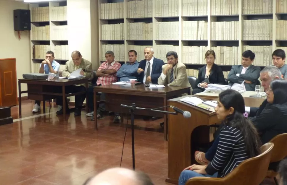 DOLOROSO RECUERDO. Una de las hermanas de la víctima declara ante el Tribunal. Contó los detalles de lo que hizo Cecilia antes de ser abusada y asesinada en La Cocha. la gaceta / foto de osvaldo ripoll