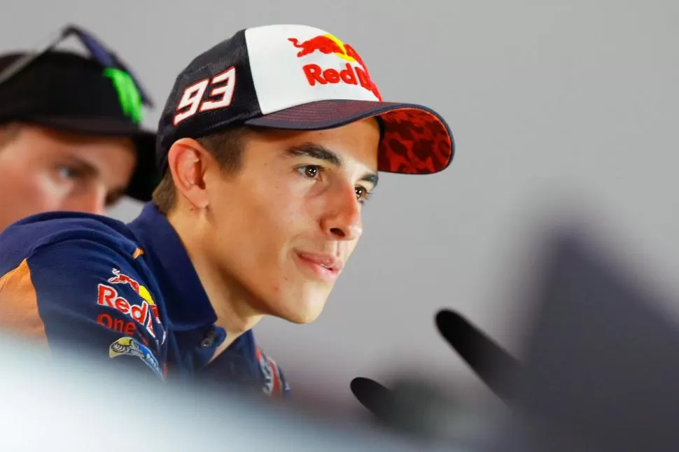 PROTAGONISTAS. Márquez llegó sobre la hora a la conferencia de prensa obligatoria, luego de un calvario para arribar a la ciudad. Rossi estuvo más tranquilo, dando clases a los jóvenes en la Escuela de Pilotos. 