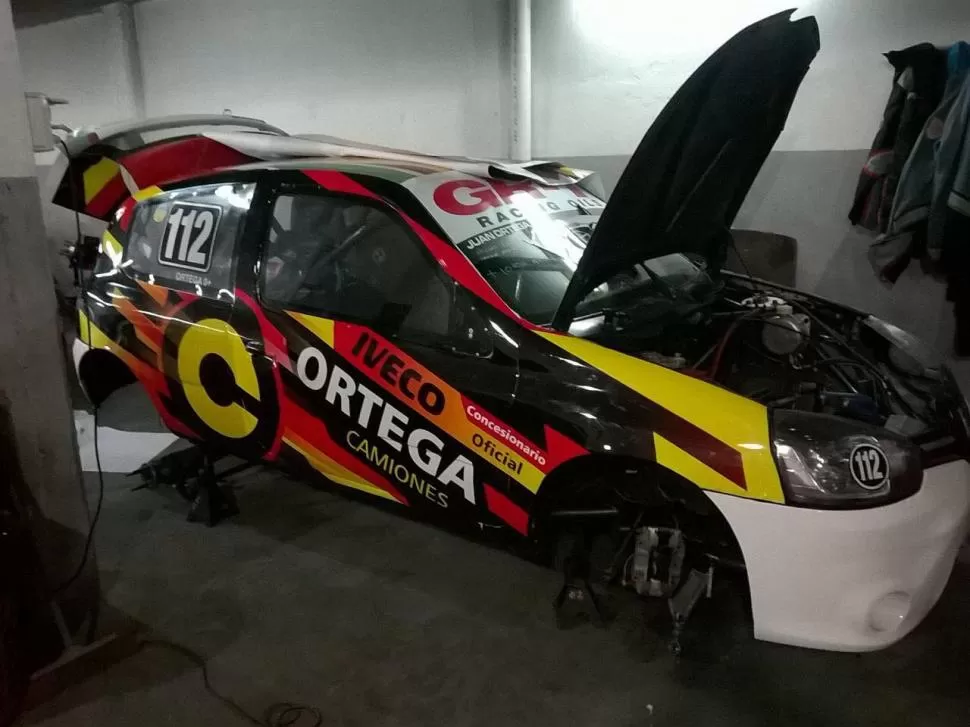 NUEVO ASPECTO. Así lucirá el Renault Clio de Juan Ortega en Olavarría, El piloto de barrio Norte está 6° en el certamen.  FOTO MOTORPLUSTUCUMÁN.COM.AR