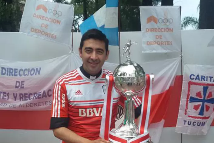 EN ALDERETES. El cura Zazano, con la réplica de la Copa LIbertadores y la camiseta de River.
FOTO TOMADA DE FACEBOOK LUIS ZAZANO