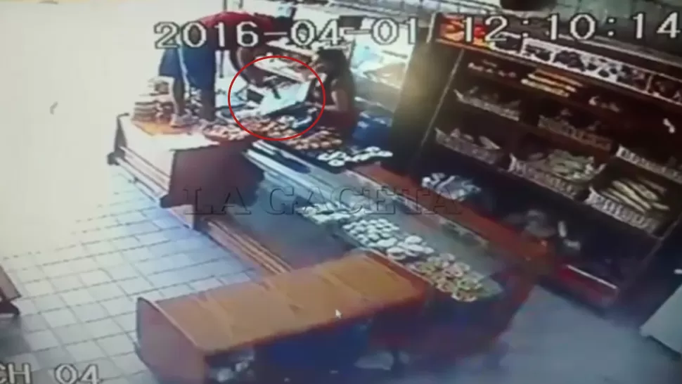 SOBRE EL MOSTRADOR. El ladrón amenazó con un arma a la empleada y se llevó la caja con la recaudación. CAPTURA DE VIDEO