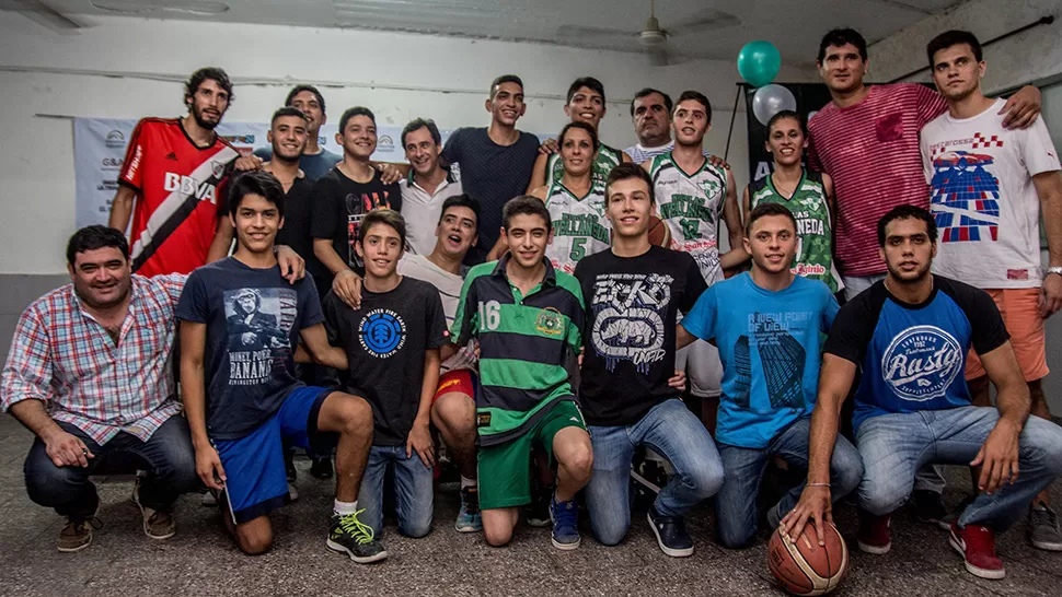 PREPARADOS PARA EL DEBUT. Los jugadores, el técnico y el presidente de Nicolás Avellaneda.
FOTO TOMADA DE PRENSA NICOLÁS AVELLANEDA