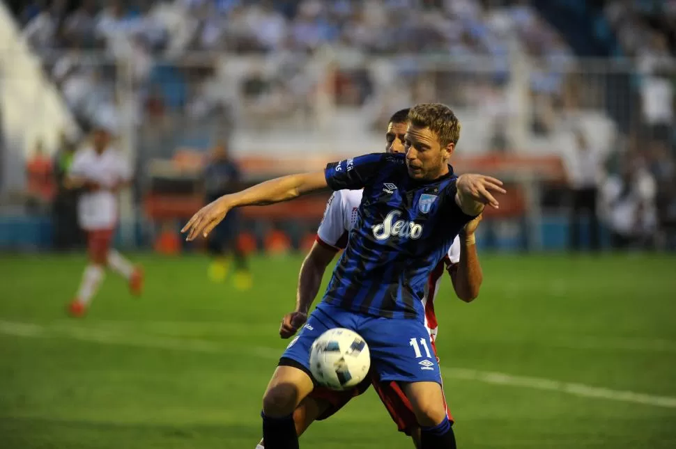 CRACK. Menéndez es para Atlético lo que el corazón para un ser humano. Puede jugar mal o bien pero siempre saca un as de la manga. Anoche asistió a Aliendro. la gaceta / foto de DIEGO ARáOZ