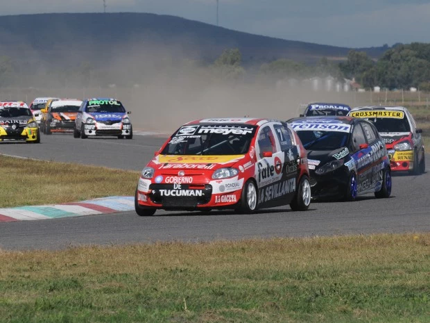 TAREA PROLIJA. Ortega siente que está de racha desde el viernes. Hoy, en la final, intentará que el Fiat Palio siga el mismo camino hasta la bandera a cuadros. foto de apat.org.ar
