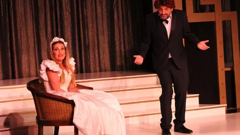 HUMOR EN EL CUAL RECONOCERSE. Goity y Peña interpretan a dos cantantes mediocres que están casados. infobae.com