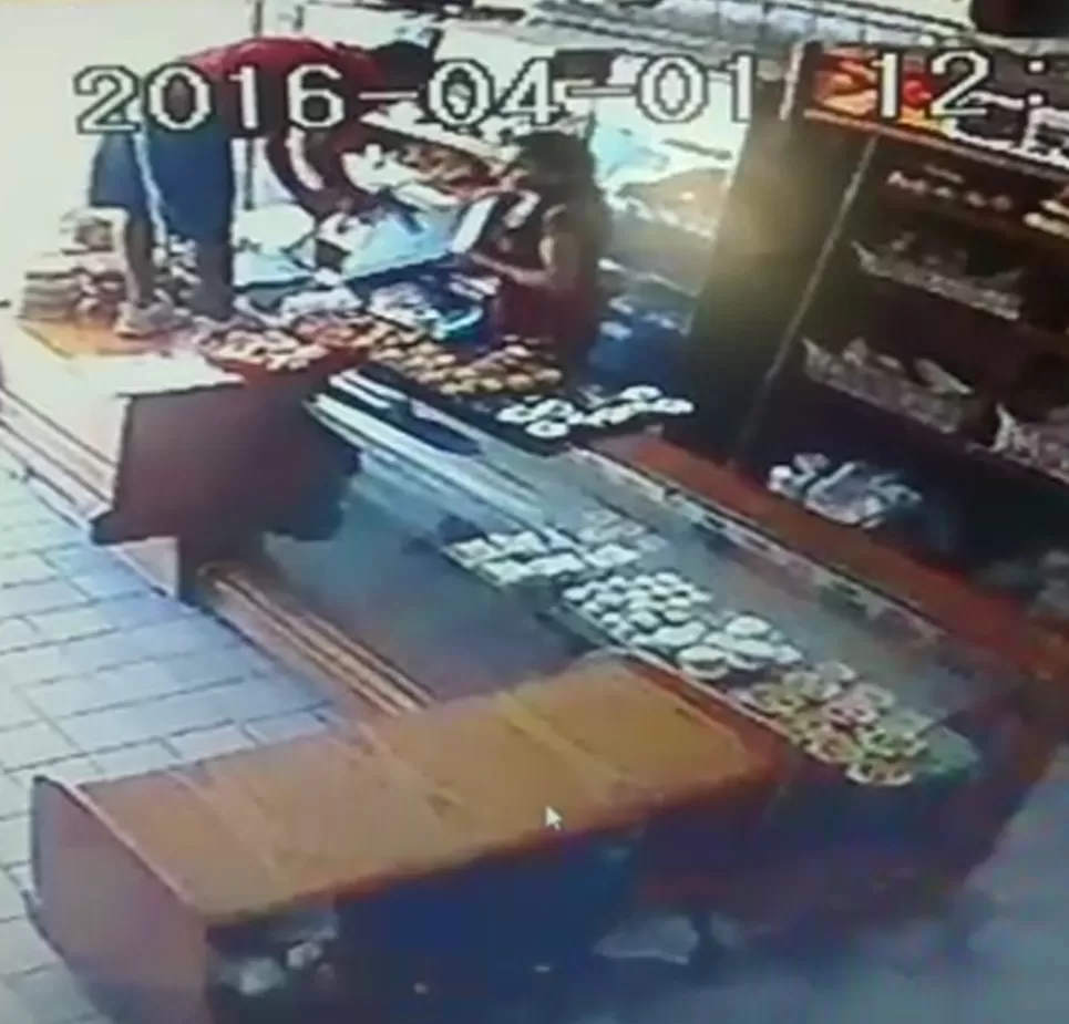 ASALTO. El viernes, un delincuente armado se llevó la caja registradora. IMAGEN DE VIDEO