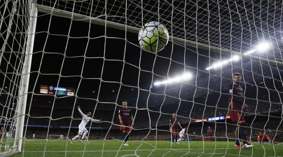 SILENCIO SEPULCRAL. Cuando faltaban cinco minutos para el cierre del partido, Cristiano Ronaldo enmudeció el Camp Nou con un fuerte remate que se coló entre las piernas del arquero chileno Claudio Bravo. Reuters