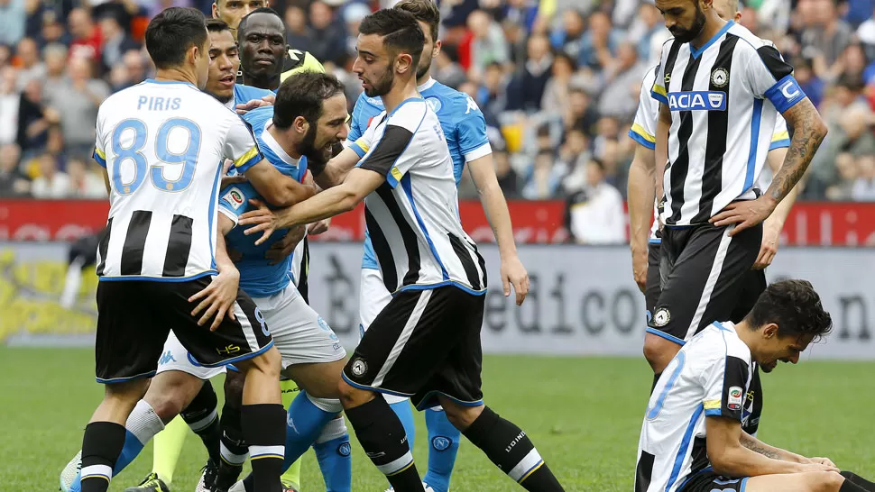 MAS QUE TRES PUNTOS. El argentino Higuaín perdió la cabeza y su equipo se quedó con las manos vacías. REUTERS