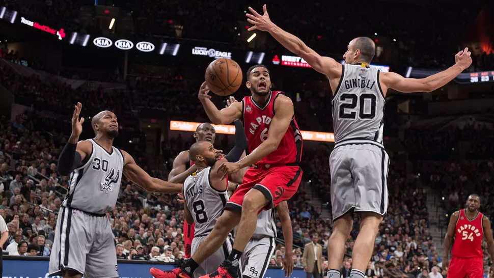 BIEN ARRIBA. Spurs llegó a las 39 victorias consecutivas como local y se perfila para pelear el campeonato. REUTERS