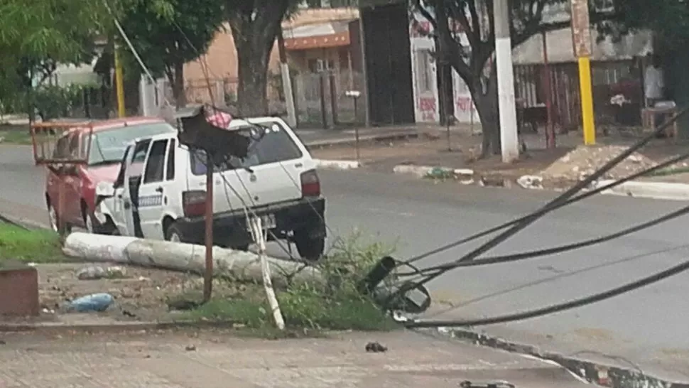 SIN VICTIMAS. El accidente sólo revistió daños materiales en el vehículo y en los servicios de luz y teléfono de la zona. FOTO ENVIADA POR UN LECTOR