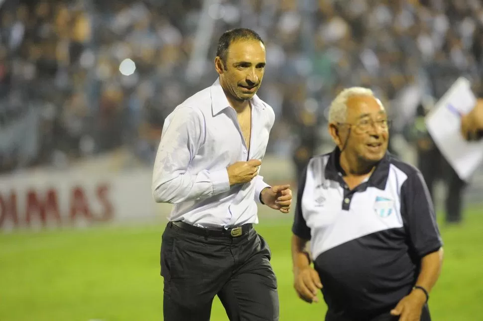 DÍA ESPECIAL. Emocionado, Azconzábal se retira del Monumental tras saludar a sus dirigidos, que habían vencido a Huracán.  la gaceta / foto de héctor peralta