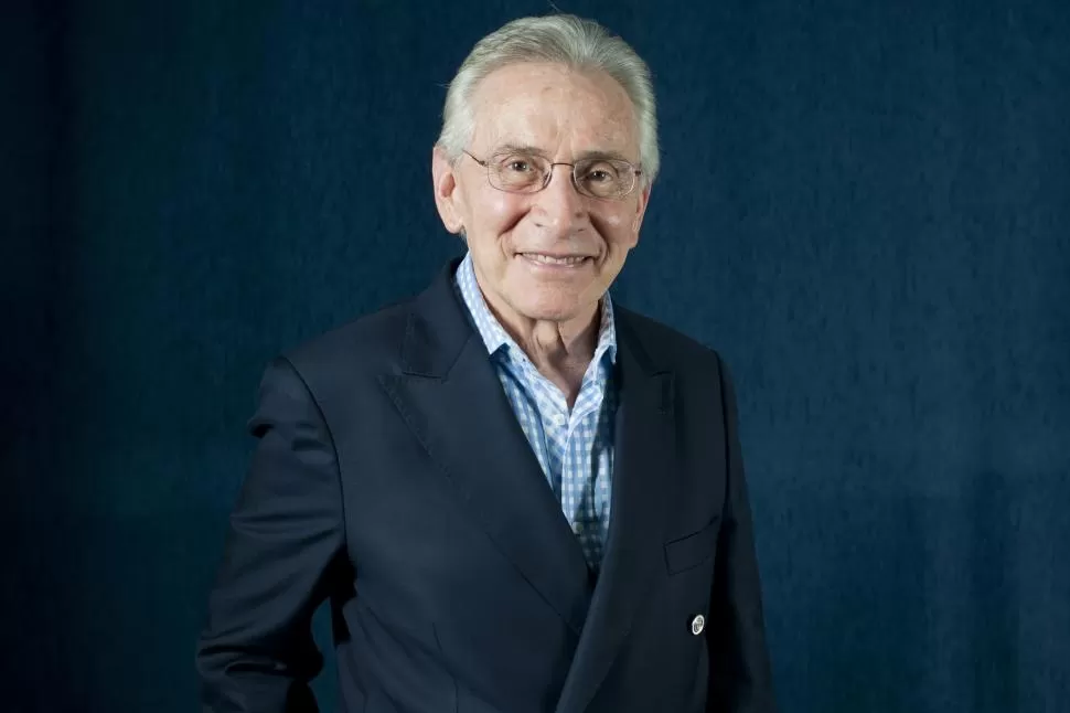 VISITÁNDOSE. Aguinis recorre la intimidad de su vida, múltiple en vocaciones, en una autobiografía literaria. LA GACETA / FOTO DE INÉS QUINTEROS ORIO.