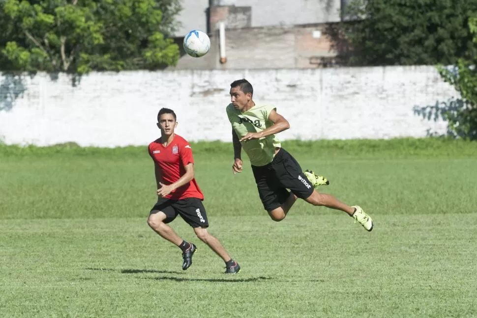 A VOLAR. Serrano jugará su primer partido en el torneo. “Chopy” quiere ser una solución para el lateral derecho de la zaga. LA GACETA / FOTO DE FLORENCIA ZURITA (ARCHIVO)