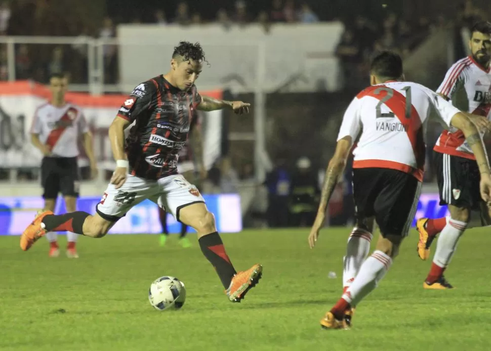 AL ATAQUE. Damián Lemos, de Patronato, intenta rematar ante la marcar de Vangioni. River fue superado en Paraná. télam