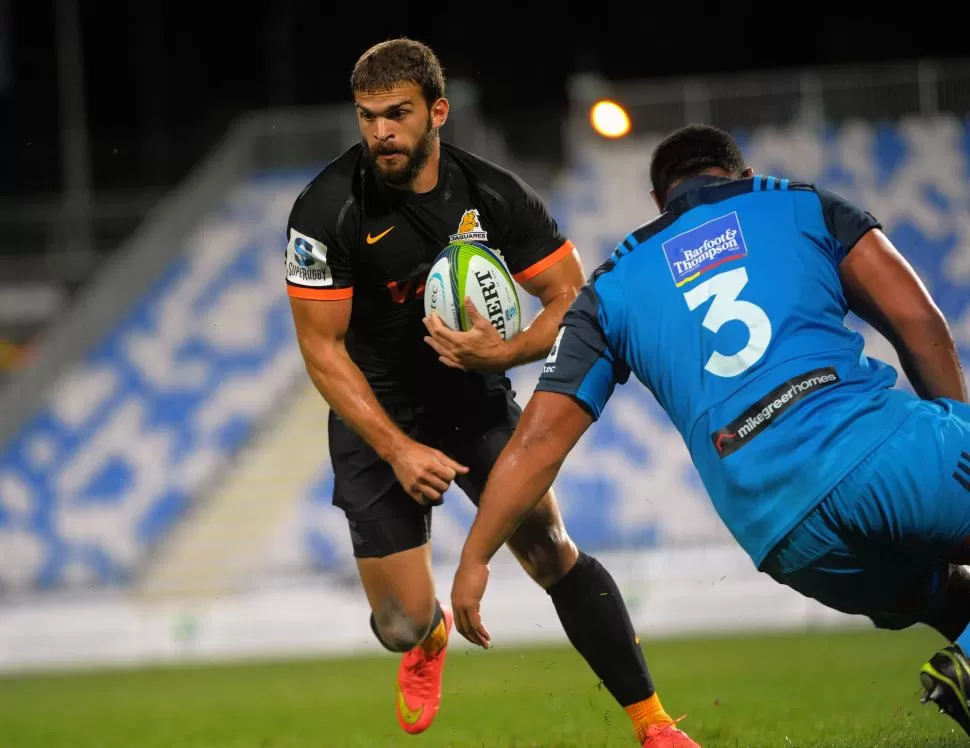 AL FRENTE. Ramiro Moyano intenta superar a Charlie Faumuina. El full back tuvo mucho trabajo en defensa ante Blues. PRENSA UAR