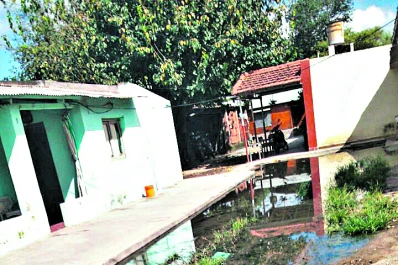 Viven con sus casas inundadas