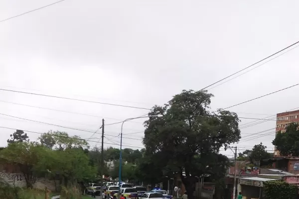 La Policía los perseguía, chocaron y se metieron en un edificio de la zona
