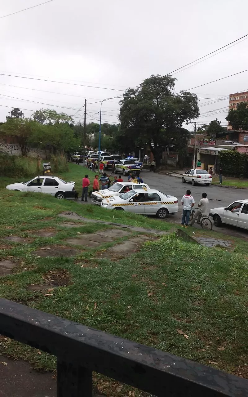 REFUERZOS. Al menos siete patrullas de Policía participaron de la persecución. foto enviada a la gaceta en whatsapp