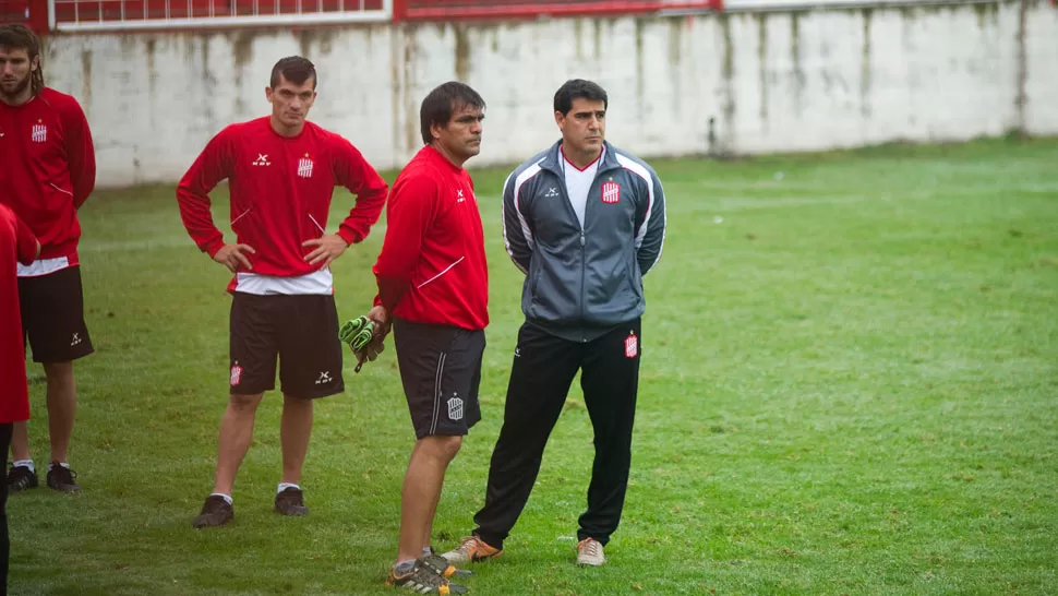 AL MANDO. Martos, a la derecha, dirige al equipo de manera interina hasta que se confirme el sucesor de Pena. (LA GACETA / JORGE OLMOS SGROSSO)
