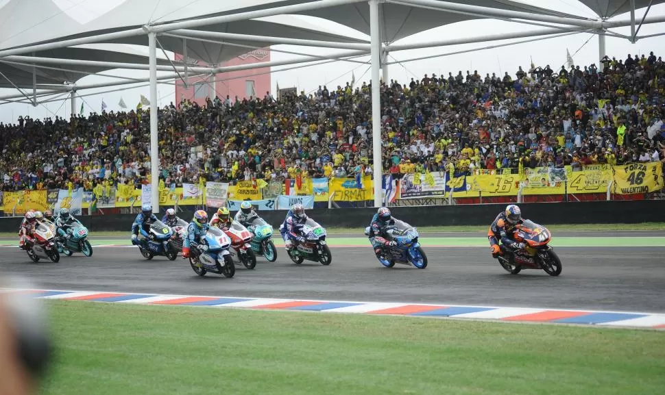 NO ENTRABA UN ALFILER. En todas las tribunas del circuito el lleno fue total durante los tres días. Los fanáticos del deporte motor dijeron presente una vez más y ratificaron la confianza en Las Termas. la gaceta / fotos de osvaldo ripoll (enviado especial)