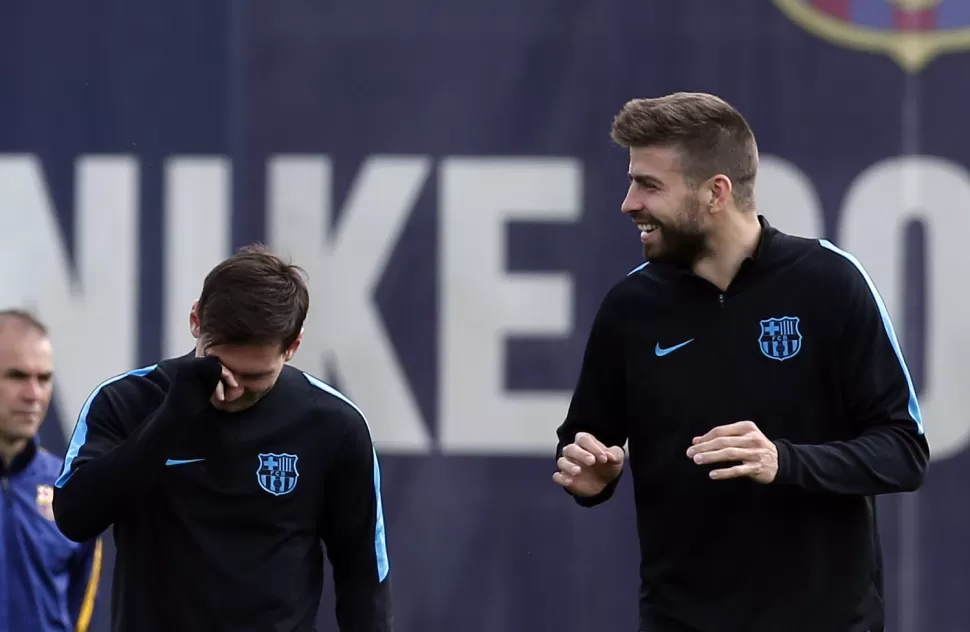 ENSAYO BLAUGRANA. Piqué y Messi sonrien durante la práctica en el campo de entrenamiento Joan Gamper.
FOTO DE REUTERS
