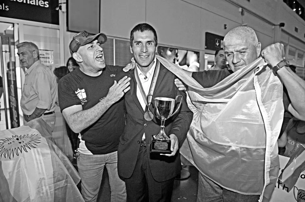CON LA COPA. Lencina sonrió y se emocionó con el recibimiento de amigos, familiares y colegas del deporte en el aeropuerto. la gaceta / foto de florencia zurita