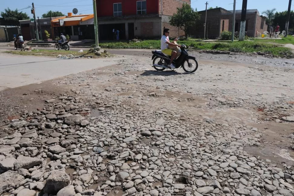 SIN PAVIMENTO. Los servicios de cloacas no existen en la zona.  
