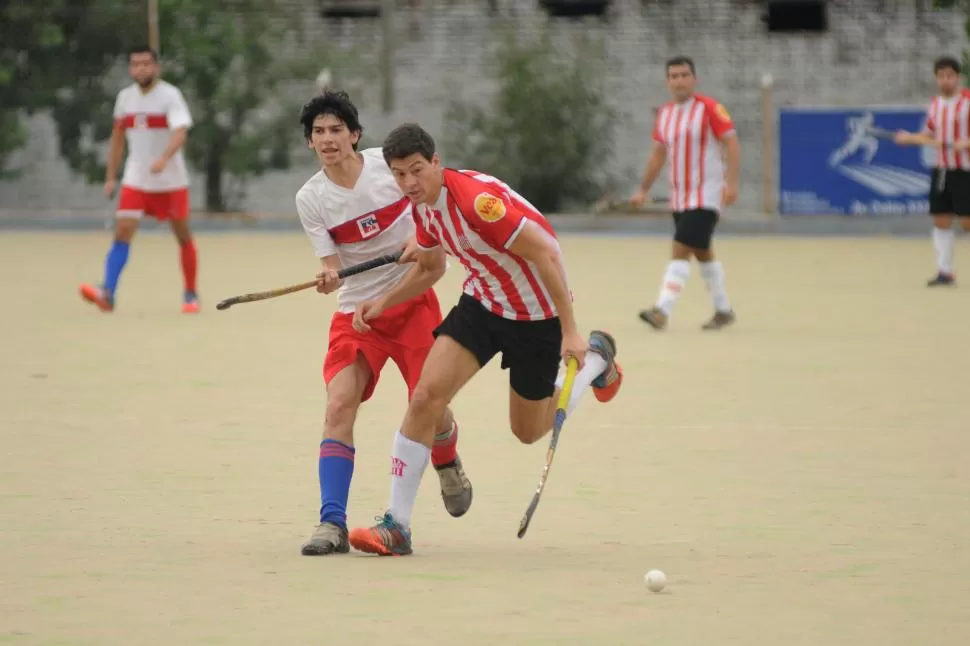 AL ATAQUE. Gianfranco Micieli corre en busca de la bocha y deja atrás a un rival. la gaceta / foto de Analía Jaramillo