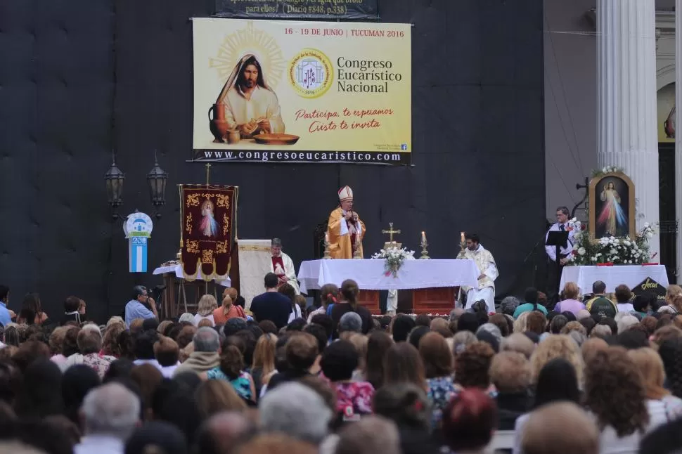 MISA EN LA IGLESIA CATEDRAL. Monseñor Alfredo Zecca preside la ceremonia en un altar levantado frente a la plaza Independencia. la gaceta / foto de analia jaramillo