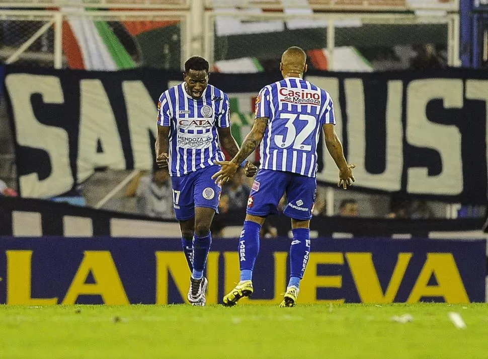 LO GRITA CON EL ALMA. Jaime Ayoví festeja uno de los tantos con Silva (32). telam