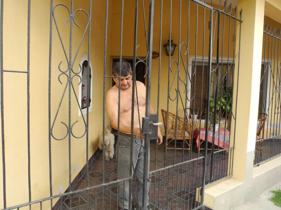 CASA ROBADA. El dueño de la vivienda muestra la verja que violentaron los delincuentes. Atrás se ve la puerta que reventaron de un sólo golpe. la gaceta / foto de josé nuno