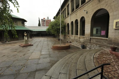 El paro vació las aulas y los pasillos de los centros de salud