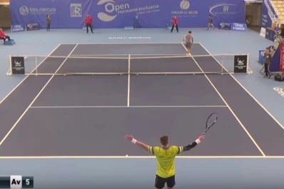 Video: no será Federer, pero se quedó con el mejor punto del año