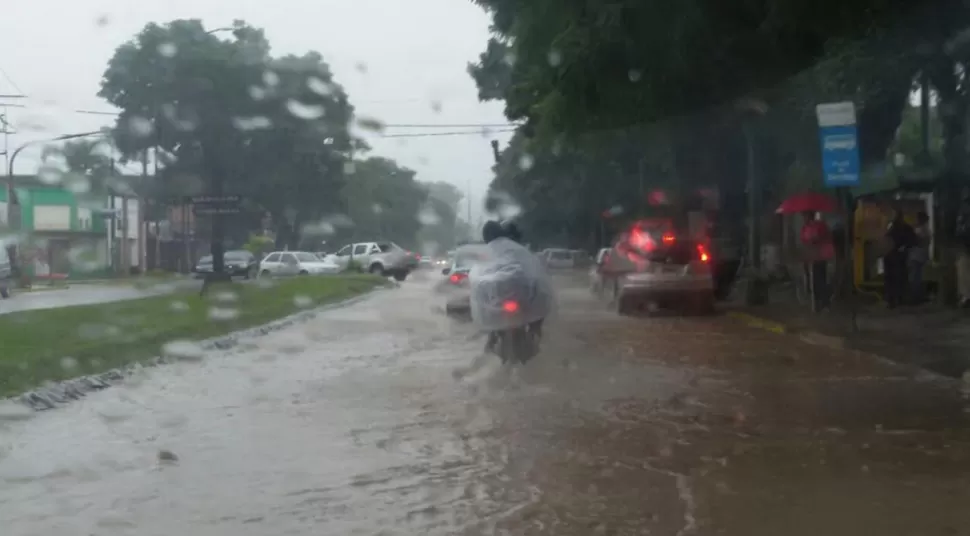 UN CLÁSICO. Esta mañana, la avenida Aconquija anegada. LA GACETA / FOTO DE SOLEDAD NUCCI