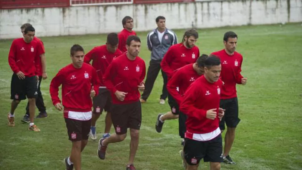 A LEVANTAR. Los jugadores deben pensar en sacar adelante a San Martín. LA GACETA / FOTO DE JORGE OLMOS SGROSSO