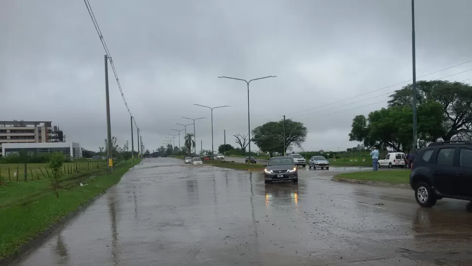 YERBA BUENA. Hay complicaciones para circular por la avenida Perón, LA GACETA / SOLEDAD NUCCI