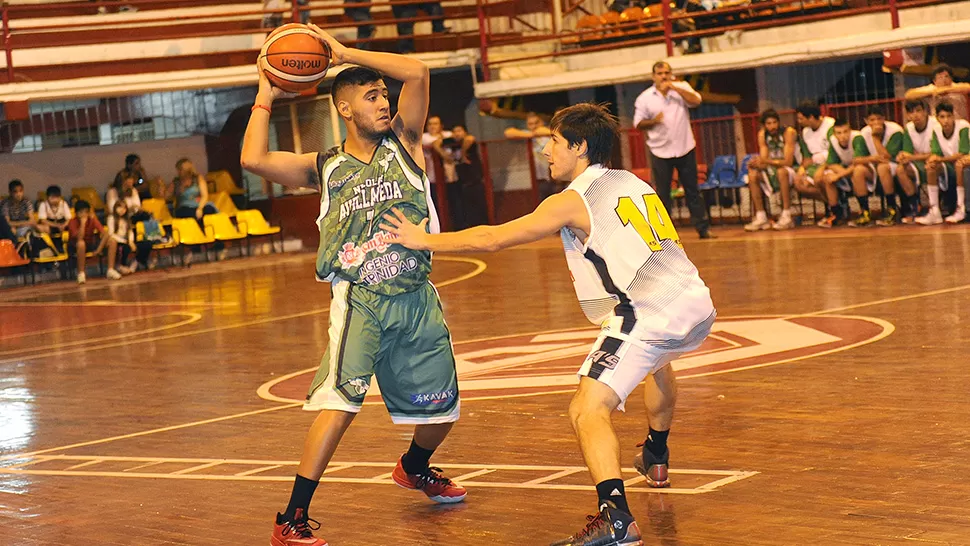 FESTEJÓ EL TRUNEO VERDE. Luciano Luna con el baló, defiende Martín Camara,
FOTO DE LA GACETA/ HÉCTOR PERALTA