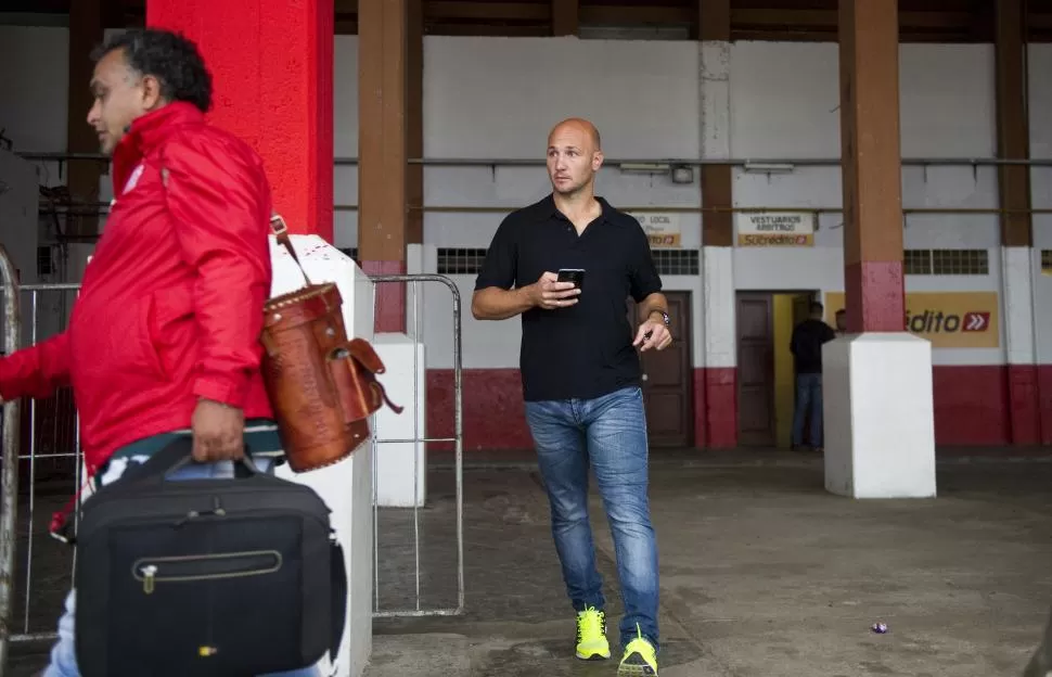 SU ÚLTIMA VEZ. Pena deja el estadio de La Ciudadela luego de saludar a los futbolistas. Según trascendió, la despedida fue muy emotiva. la gaceta / fotos de jorge olmos sgrosso