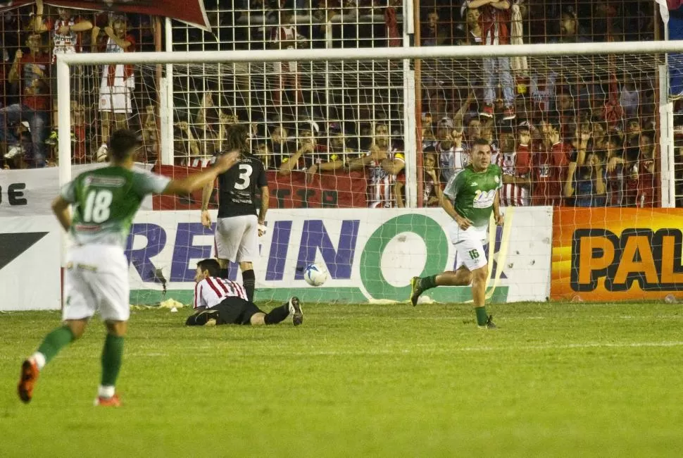 SUTIL. Ariel Aragón puso de manifiesto todo su repertorio futbolístico en la definición de la jugada previa al segundo gol. LA GACETA / FOTO DE JORGE OLMOS SGROSSO