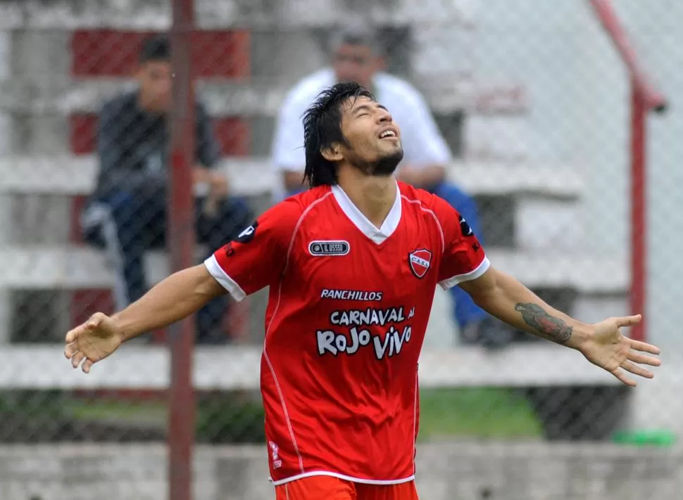  “PARA VOS PAPÁ”. Quinteros convirtió dos goles para asegurar el triunfo de San Antonio ante Atlético Concepción. El delantero se acordó de su padre y se lo dedicó. la gaceta / foto de DIEGO ARáOZ