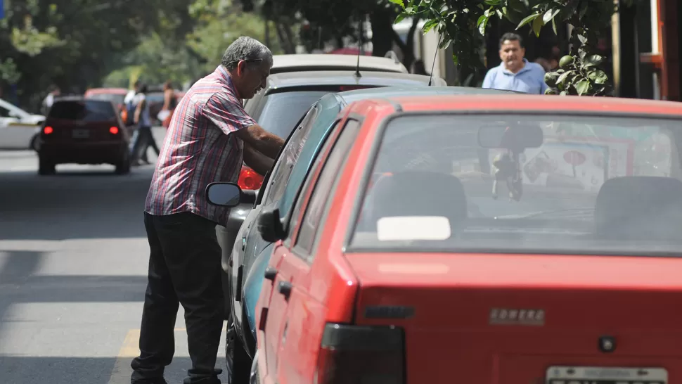ADIÓS AL COBRO INFORMAL. Las cooperativas que actualmente cobran el estacionamiento tendrán que dejar de operar. LA GACETA / FOTO DE ANALIA JARAMILLO