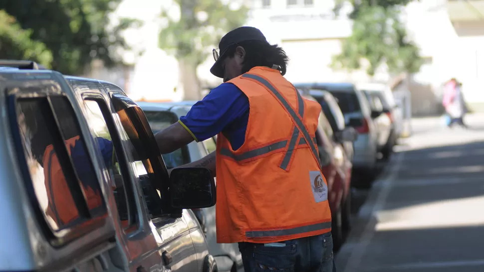 COBRO DEL ESTACIONAMIENTO. Los trapitos tendrán que dejar de cobrar en las calles del centro, afirma la Municipalidad. ARCHIVO