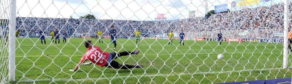 EL MOMENTO JUSTO. Después de amagarle al arquero y de pegar un saltito, “Pulguita” Rodríguez le cambió de lado el disparo y convirtió su gol número 100 con la camiseta de Atlético.  LA GACETA / FOTOs DE hÉctor peralta