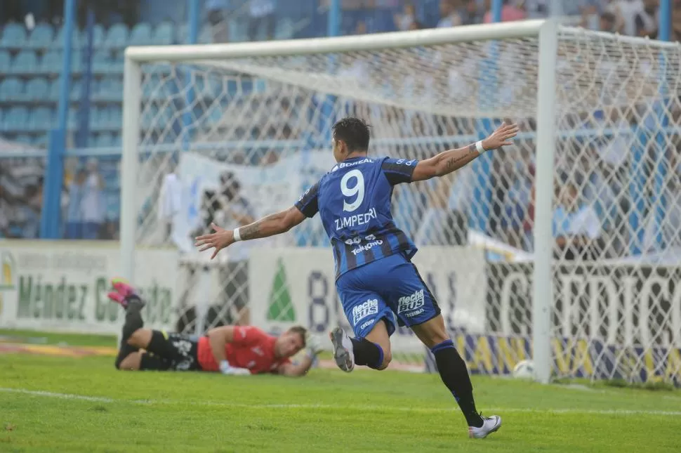 AVIONCITO GOLEADOR. Zampedri ya castigó a Santillo y emprende el festejo de su segunda conquista en Primera. la gaceta / fotos de diego aráoz